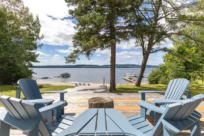 Outdoor terrace with panoramic Lac-Simon view in summer — Chalet Beach House — Lac-Simon, Outaouais