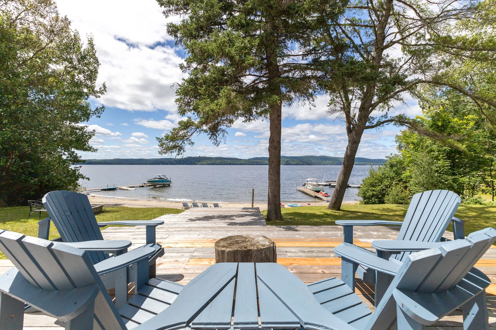 Outdoor terrace with panoramic Lac-Simon view in summer — Chalet Beach House — Lac-Simon, Outaouais