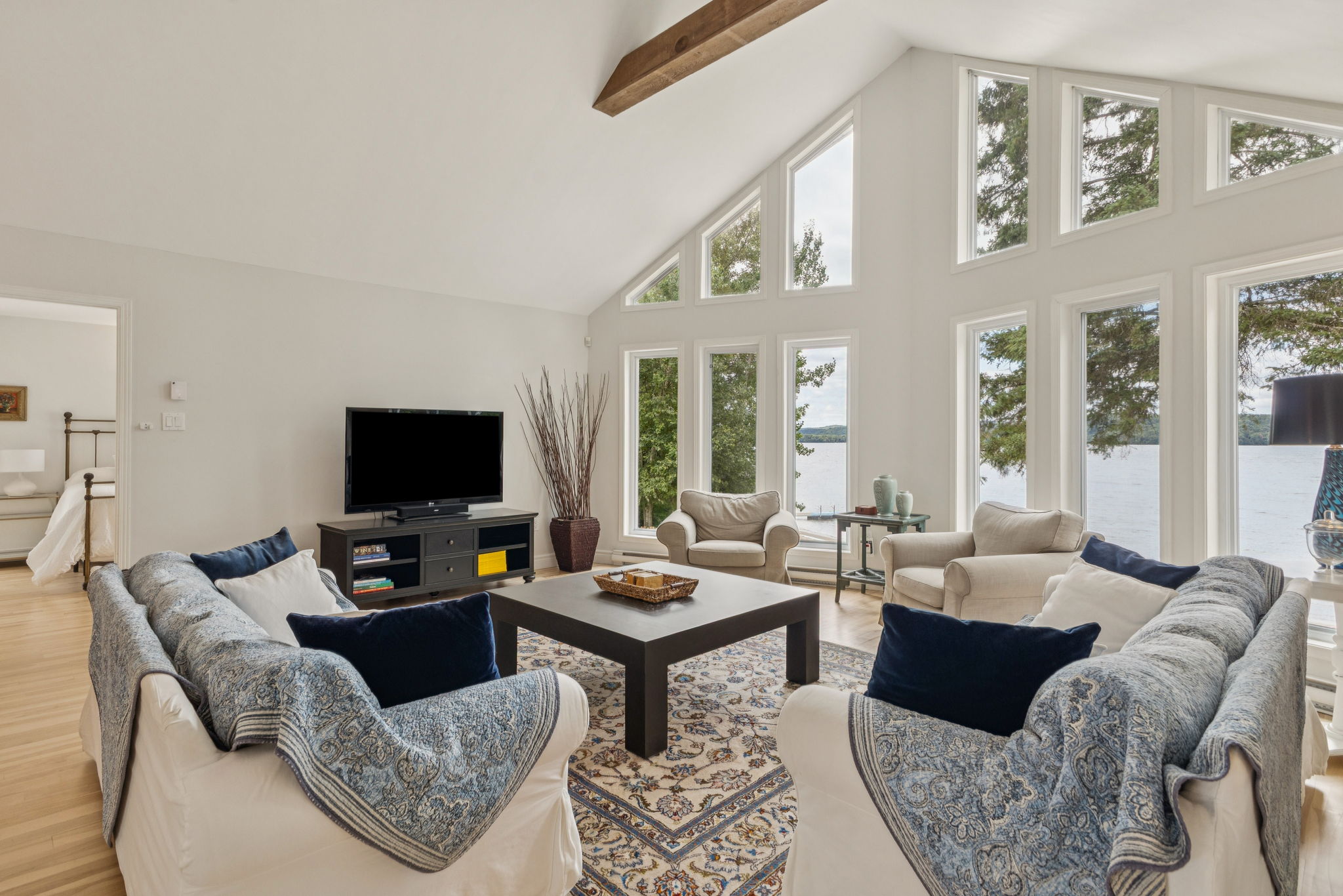 Salle de récréation spacieuse avec jeux et divertissement au chalet 4 saisons Lac-Simon