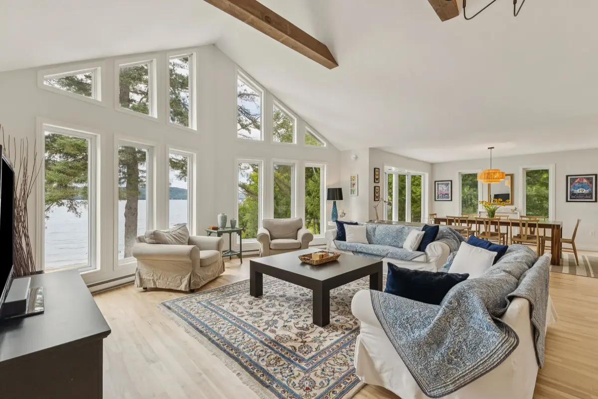 Chalet Beach House — lakefront cottage with a private sandy beach on Lac-Simon, Quebec