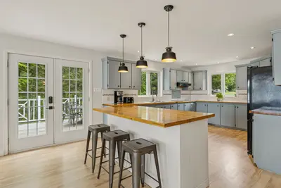 Kitchen with center island and granite countertops — Chalet Beach House — Lac-Simon, Laurentians