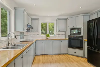 Fully equipped kitchen with full appliance suite — Chalet Beach House — Lac-Simon, Laurentians