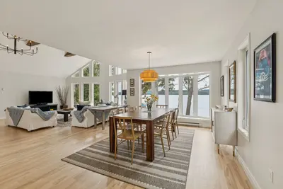 Dining room with Lac-Simon view — Chalet Beach House — Lac-Simon, Chelsea region