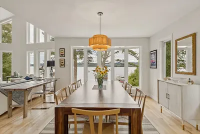 Dining table for 10 guests facing Lac-Simon — Chalet Beach House — Lac-Simon, Outaouais