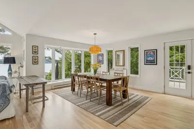 Dining area with bay windows onto the lake — Chalet Beach House — Lac-Simon, Quebec