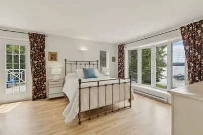 Primary bedroom with Queen bed at Chalet Beach House — Lac-Simon, Laurentians