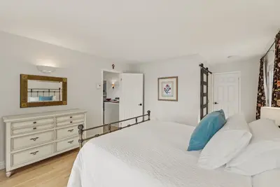 Primary bedroom with cozy bedding — Chalet Beach House — Lac-Simon, Chelsea region