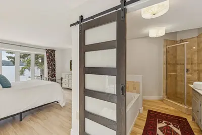 Ensuite bathroom off the primary bedroom — Chalet Beach House — Lac-Simon, Outaouais