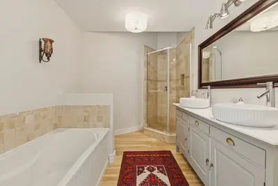 Ensuite with modern shower and vanity — Chalet Beach House — Lac-Simon, Quebec