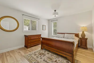 Second main-floor bedroom with Queen bed — Chalet Beach House — Lac-Simon, Laurentians