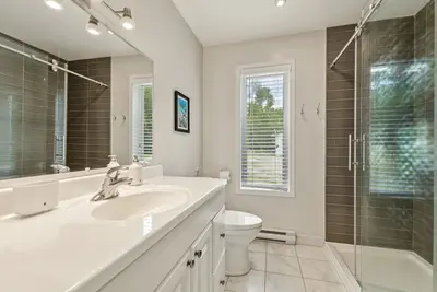 Main-floor bathroom with separate shower — Chalet Beach House — Lac-Simon, Outaouais