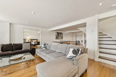 Lower-level family room with lounging space — Chalet Beach House — Lac-Simon, Outaouais