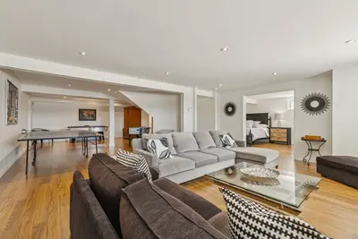 Spacious lower-level family area for groups — Chalet Beach House — Lac-Simon, Laurentians