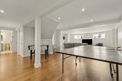 Games room with air hockey, foosball, and ping-pong — Chalet Beach House — Lac-Simon, Outaouais