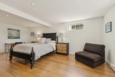 Lower-level bedroom with Queen bed — Chalet Beach House — Lac-Simon, Quebec