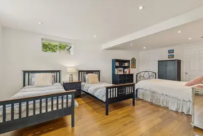 Kids bedroom with one double and two single beds — Chalet Beach House — Lac-Simon, Outaouais