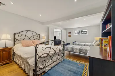 Bright kids bedroom with play space — Chalet Beach House — Lac-Simon, Chelsea region