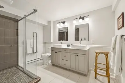 Full bathroom on the lower level — Chalet Beach House — Lac-Simon, Outaouais
