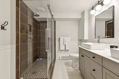 Lower-level bathroom with shower — Chalet Beach House — Lac-Simon, Laurentians