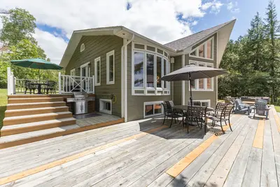 Dining nook on the covered rear deck — Chalet Beach House — Lac-Simon, Quebec