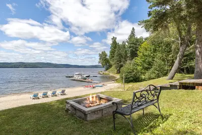 Lakefront fire pit for evening gatherings — Chalet Beach House — Lac-Simon, Chelsea region