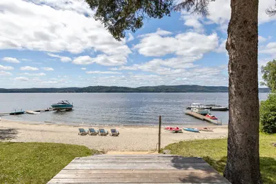 150-foot private sandy beach on Lac-Simon — Chalet Beach House — Lac-Simon, Outaouais