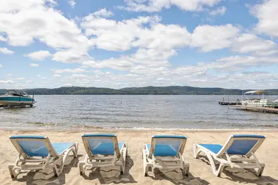 Beach seating facing Lac-Simon — Chalet Beach House — Lac-Simon, Laurentians