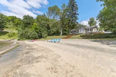 Lakeside relaxation on the private beach — Chalet Beach House — Lac-Simon, Outaouais