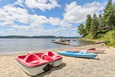 Kayaks and pedal boat ready on the beach — Chalet Beach House — Lac-Simon, Chelsea region