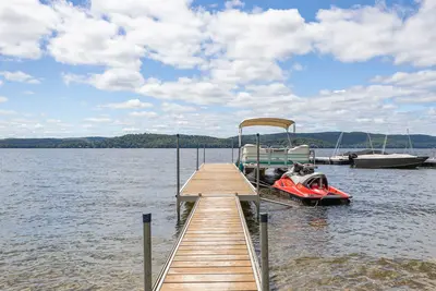 Private dock extending into Lac-Simon — Chalet Beach House — Lac-Simon, Laurentians