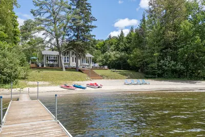 View of the chalet from the beach and dock — Chalet Beach House — Lac-Simon, Outaouais