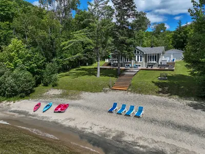Aerial view of the beach with kayaks and chairs — Chalet Beach House — Lac-Simon, Outaouais