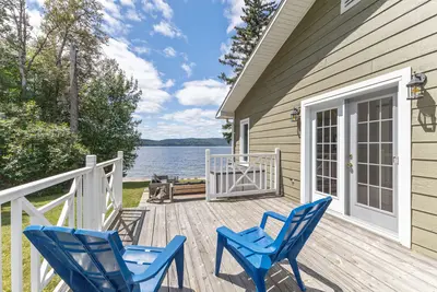 Primary bedroom with direct deck access — Chalet Beach House — Lac-Simon, Quebec