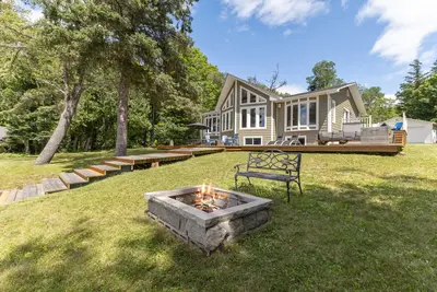Rear of the chalet seen from the lake — Chalet Beach House — Lac-Simon, Outaouais