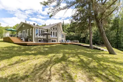 Cantilevered rear deck overlooking the lake — Chalet Beach House — Lac-Simon, Laurentians
