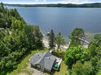 Aerial shot of chalet with beach and lake — Chalet Beach House — Lac-Simon, Outaouais