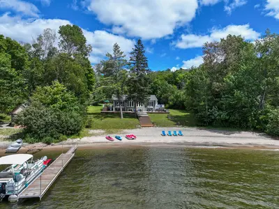 Private sandy beach seen from the sky — Chalet Beach House — Lac-Simon, Chelsea region