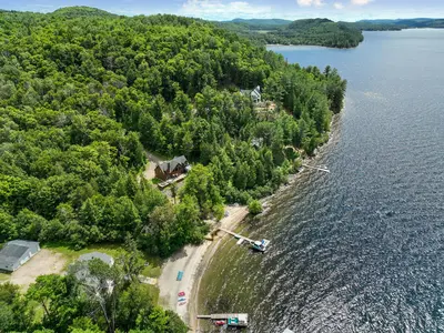 Private shoreline with chalet against forest — Chalet Beach House — Lac-Simon, Outaouais