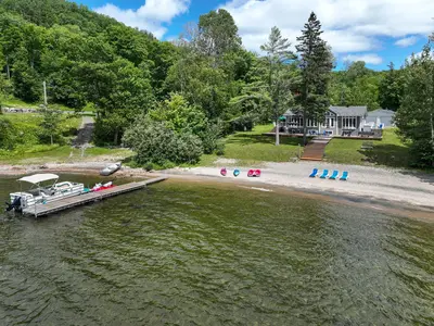 Private waterfront with chalet and dock — Chalet Beach House — Lac-Simon, Chelsea region