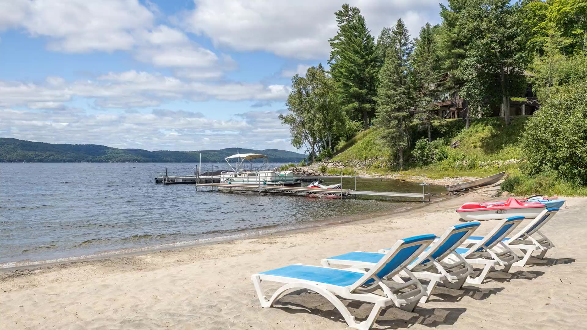 Chalet Beach House — lakefront cottage with a private sandy beach on Lac-Simon, Quebec