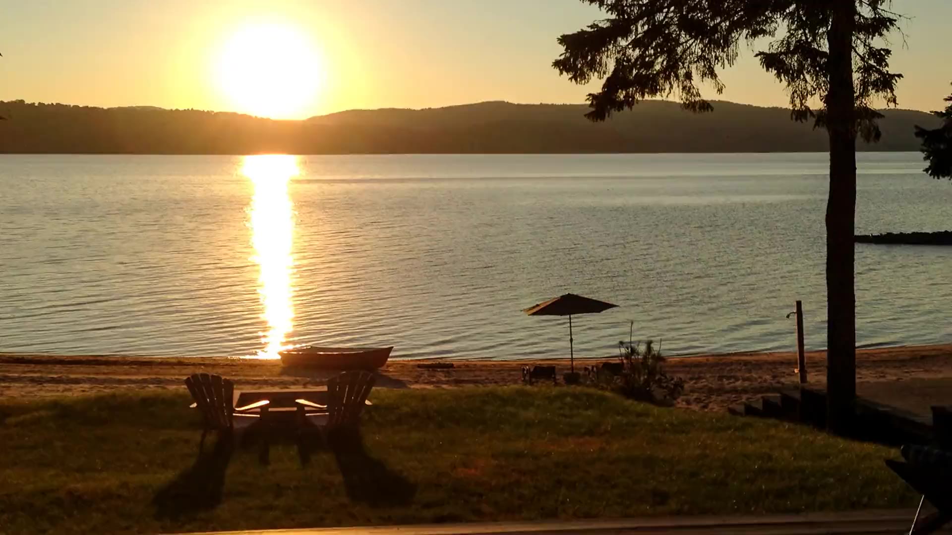 Chalet Beach House — lakefront cottage with a private sandy beach on Lac-Simon, Quebec
