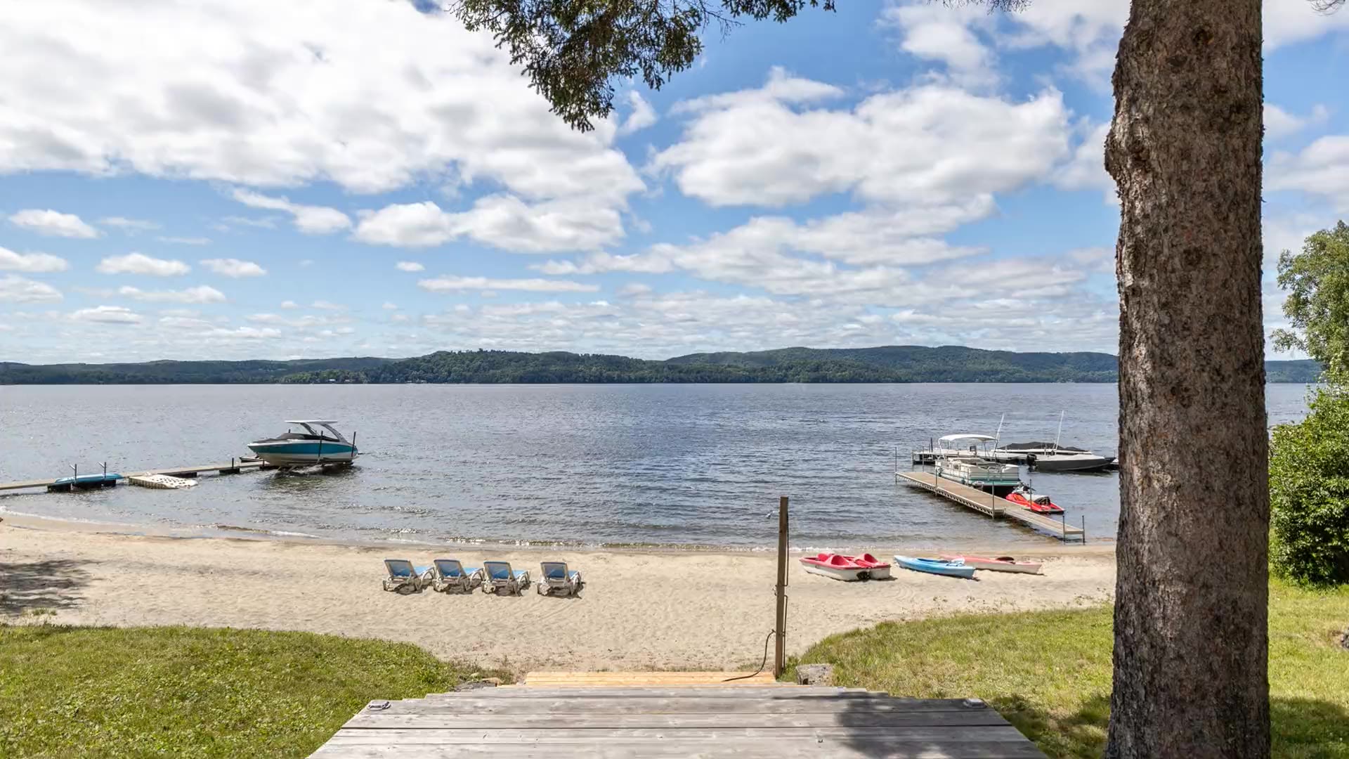 Chalet Beach House — lakefront cottage with a private sandy beach on Lac-Simon, Quebec